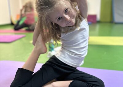 IMG 0166 400x284 - Joga w Mentis - ćwiczymy "mermaid pose"