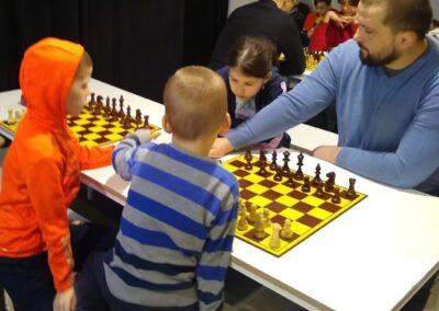 PHOTO 2024 03 04 08 15 34 4 400x284 - I Turniej szachowy "Choszczówka Chess Championship for Kids" w Szkole Mentis