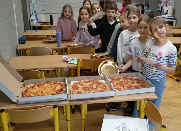 Klasa 2 świętuje Dzień Pizzy